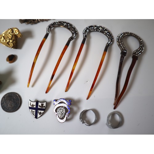 184 - A group of early 20th century jewellery including Sterling Silver belt buckle, Silver 1895 2 Shillin... 