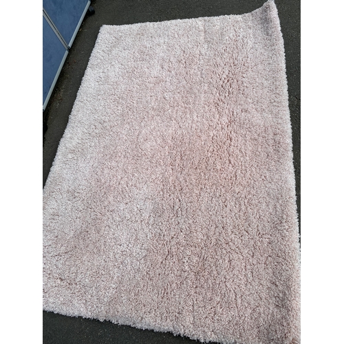 506 - Modern fluffy machine made rug