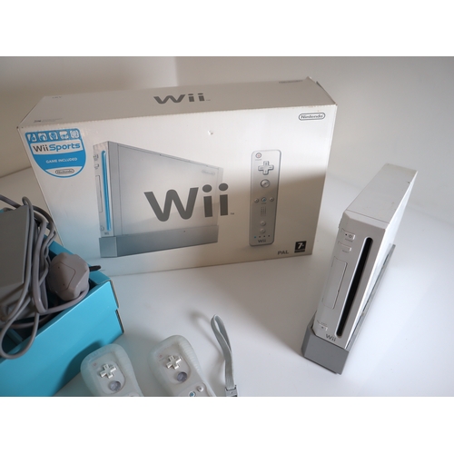 35 - Nintendo Wii Console + controllers / accessories in original box