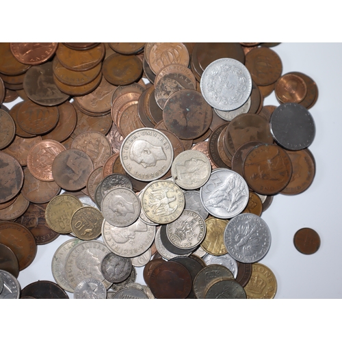 81 - A quantity of 19th - 20th century British & world coins + some notes