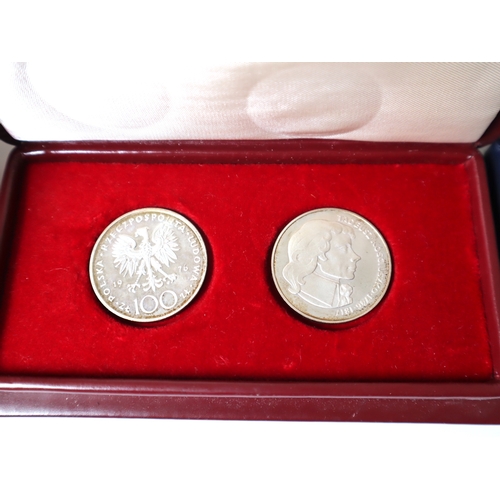 92 - Cased Polish 100 Zlotych - Tadeusz Kosciuszko 1976  coins + cased Italian Silver Medallions of Godde... 