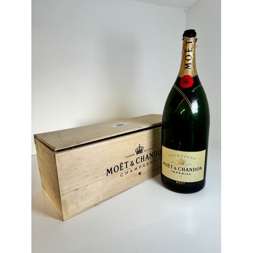 181 - Empty bottle Moet & Chandon Impérial Brut NV Salmanazar (9 ltr) in wooden case