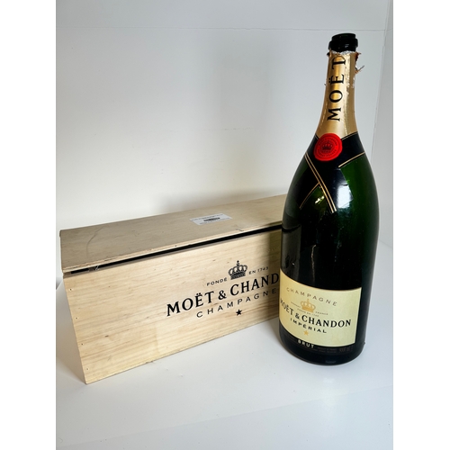 181 - Empty bottle Moet & Chandon Impérial Brut NV Salmanazar (9 ltr) in wooden case