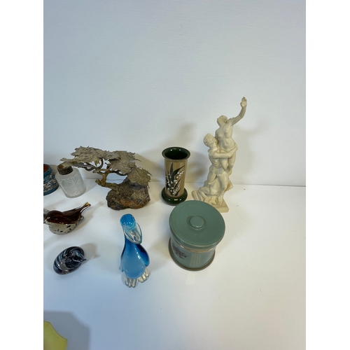 309 - A large lot of miscellaneous collectable ceramics and glass items.