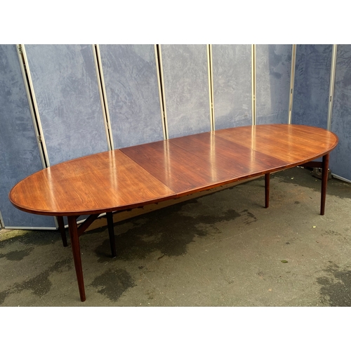 523 - Beautiful Danish Rosewood two leaf extendable dining table.