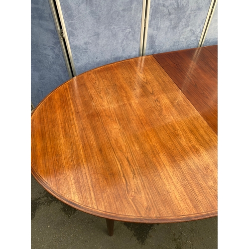 523 - Beautiful Danish Rosewood two leaf extendable dining table.