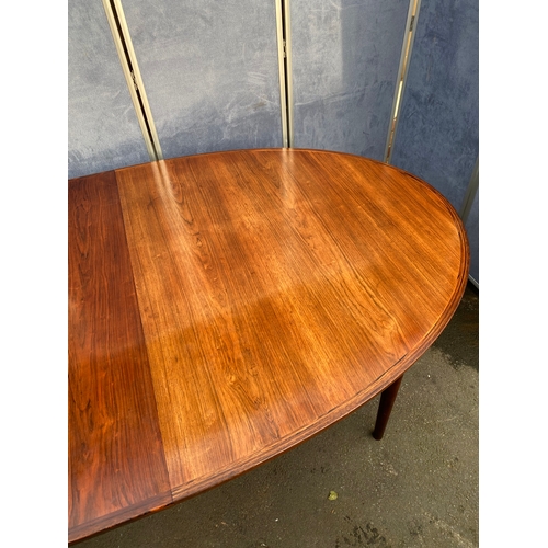 523 - Beautiful Danish Rosewood two leaf extendable dining table.