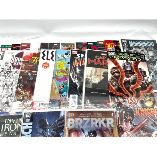 121 - Marvel comics + others - A group of various comics and variants - approximately 50