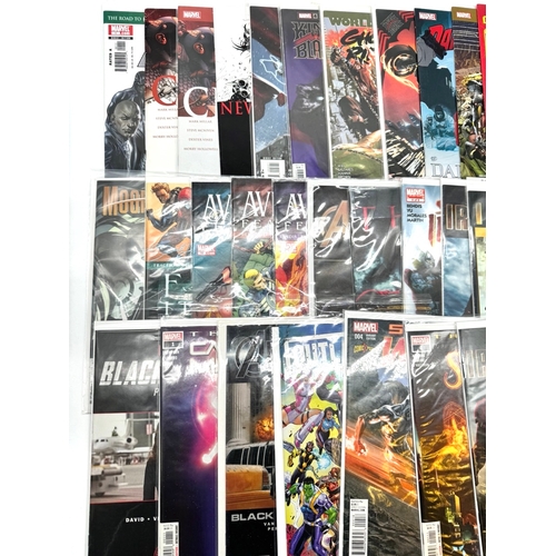 121 - Marvel comics + others - A group of various comics and variants - approximately 50