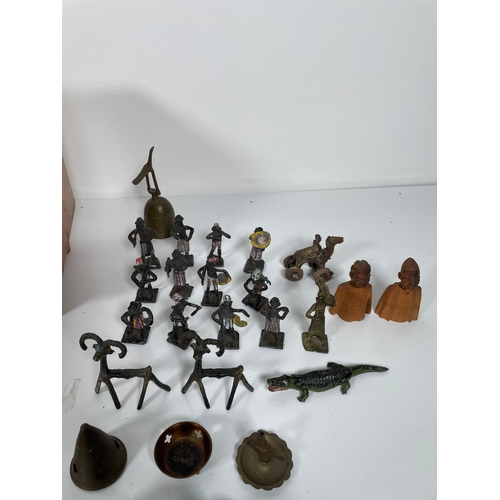 499 - A lot of miscellaneous collectable items