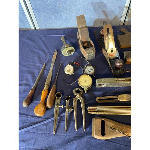 473 - A quantity of miscellaneous Vintage tools including Record wood plane and gauges