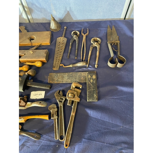 473 - A quantity of miscellaneous Vintage tools including Record wood plane and gauges