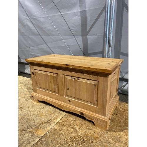 601 - Pine blanket box