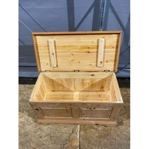 601 - Pine blanket box