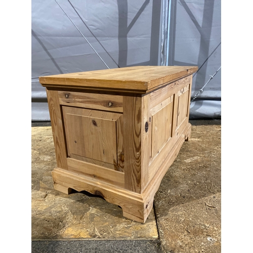 601 - Pine blanket box