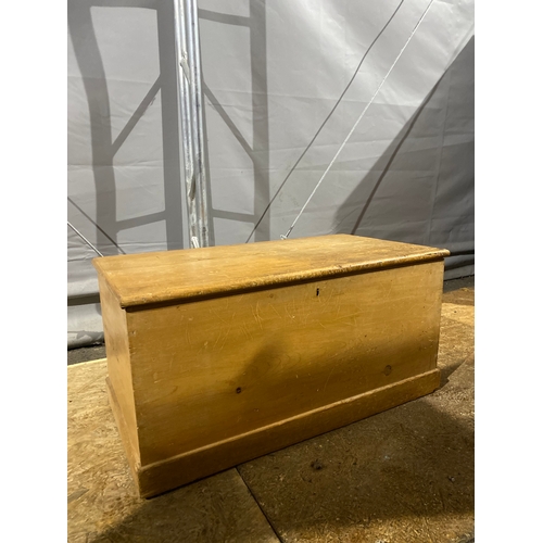 606 - Pine blanket/Storage box