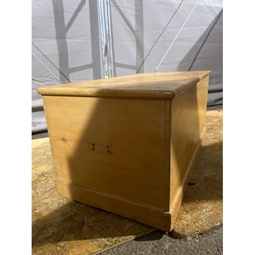 606 - Pine blanket/Storage box