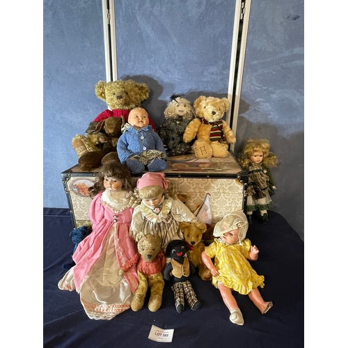 569 - Vintage wooden toy box and Vintage dolls and bears