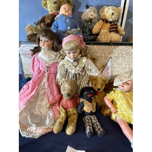 569 - Vintage wooden toy box and Vintage dolls and bears