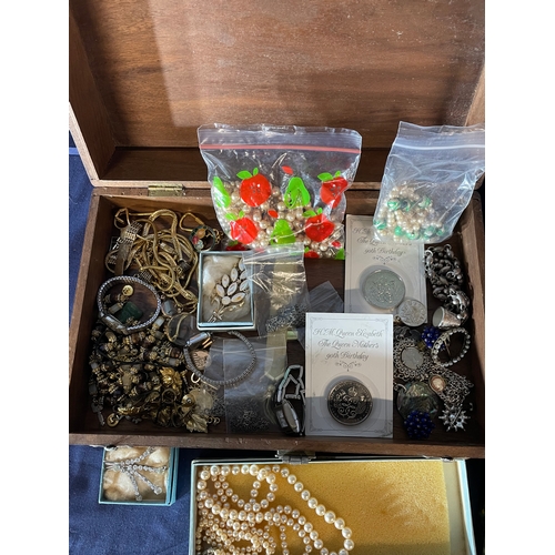 590 - A quantity of Costume jewellery