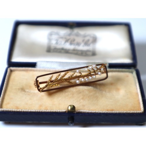 126 - 18ct yellow gold bar brooch with mother pearl- 2.8g