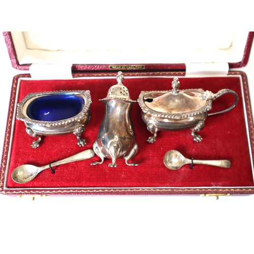 136 - Cased Sterling Silver Garrard & Co Condiment set 1968 - 148g