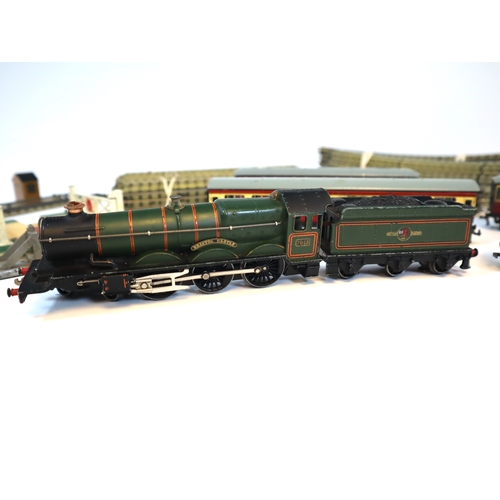 281 - Hornby 4-6-0 Bristol Castle & tender + coaches + tracks / accessories