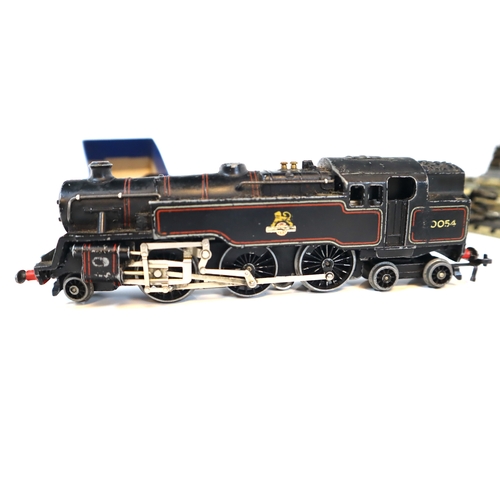 283 - Hornby 2-6-4 Black Loco British Railway 69567 + goods rolling stock / vans and tracks