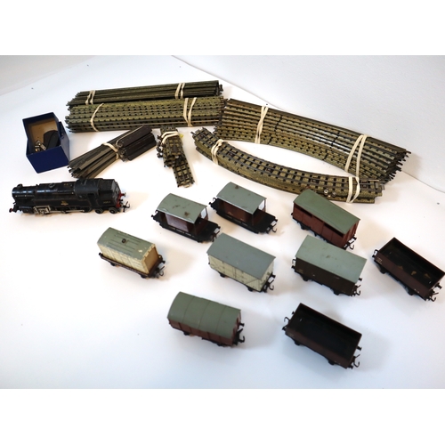 283 - Hornby 2-6-4 Black Loco British Railway 69567 + goods rolling stock / vans and tracks