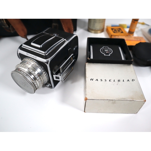 184 - Hasselblad 500 C/M Camera w/ Zeiss-Opton Tessar f2.8 80mm lens and two Hasselblad Film backs with ac... 