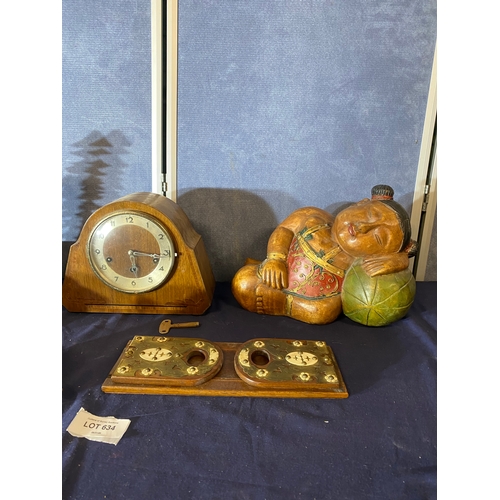 634 - Wooden collectables including a mantle clock