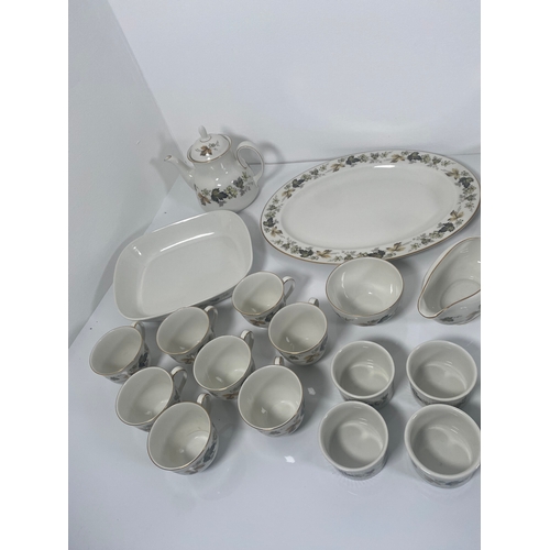 708 - Royal Doulton Larchmont Dinner service