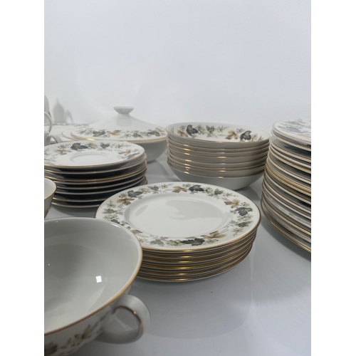 708 - Royal Doulton Larchmont Dinner service