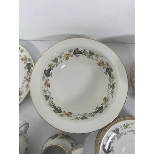 708 - Royal Doulton Larchmont Dinner service