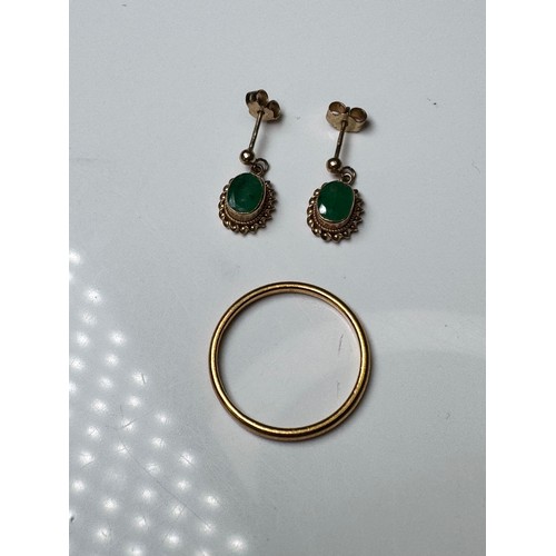 130 - 22ct yellow gold wedding band - 2.3g + 9ct yellow gold and Emerald earrings - 1.5g