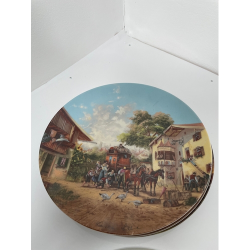 302 - A quantity of collectable wall plates.