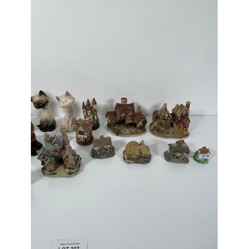 303 - Miscellaneous ceramic collectables.