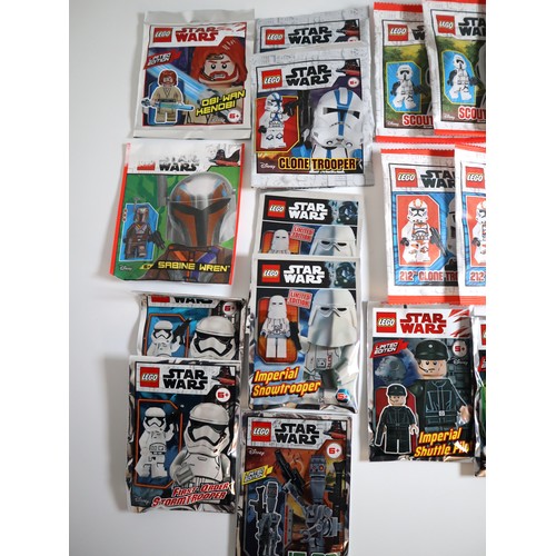 114 - LEGO Star Wars Minifigures - A group of sealed poly and paper bags including Stormtroppers, 212th Cl... 