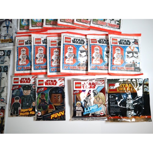 114 - LEGO Star Wars Minifigures - A group of sealed poly and paper bags including Stormtroppers, 212th Cl... 