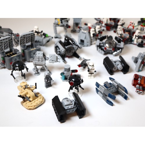 82 - LEGO Star Wars - A group of built micro build sets / starships / vehicles complete with minifigures