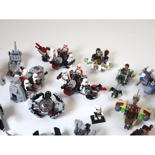 82 - LEGO Star Wars - A group of built micro build sets / starships / vehicles complete with minifigures