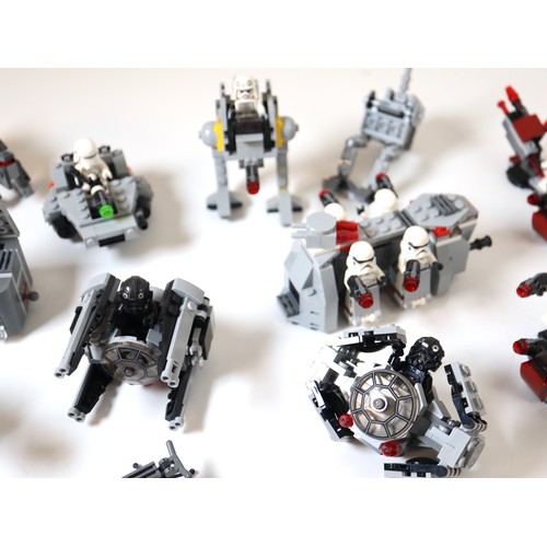 82 - LEGO Star Wars - A group of built micro build sets / starships / vehicles complete with minifigures