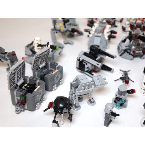 82 - LEGO Star Wars - A group of built micro build sets / starships / vehicles complete with minifigures