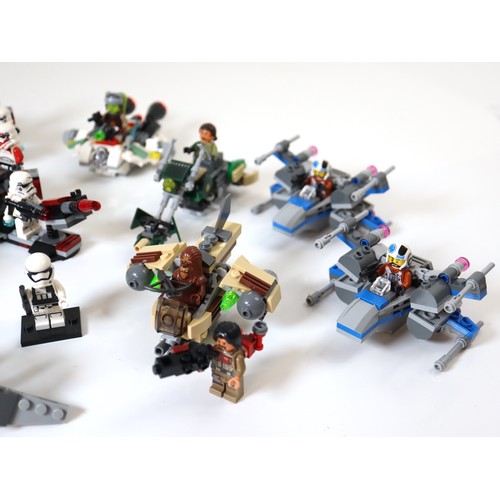 82 - LEGO Star Wars - A group of built micro build sets / starships / vehicles complete with minifigures