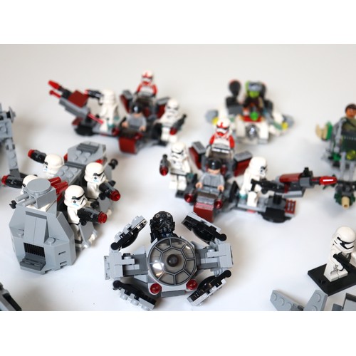 82 - LEGO Star Wars - A group of built micro build sets / starships / vehicles complete with minifigures