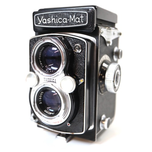 41 - Yashica-Mat Copal MXV Yashinon 3.5 80mm TLR Camera in fitted leather case and handbook