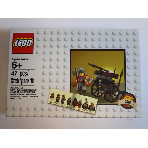 156 - LEGO - Castle 7038 Troll Assault Wagon + 5004419 Classic Knights 2016 Promo