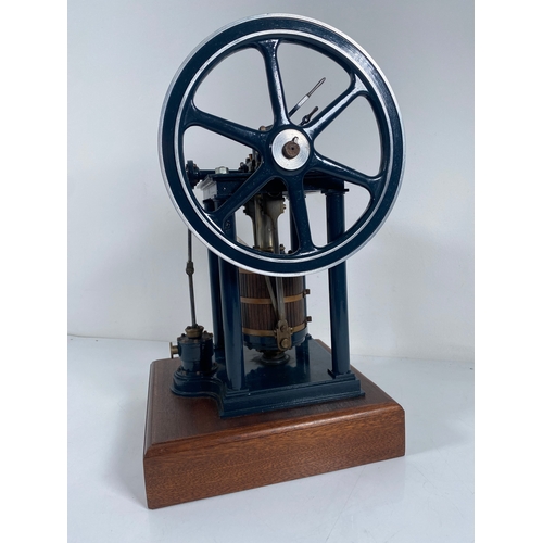 373 - 20th Century Bodmers Sliding Cylinder scale engine model on a Mahogany Plinth 42cm x 25cm with hard ... 