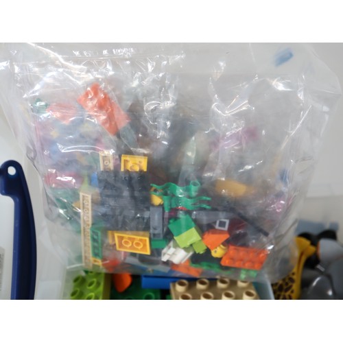 262 - LEGO - Various loose bricks, connectors, Duplo, Animals + other pieces