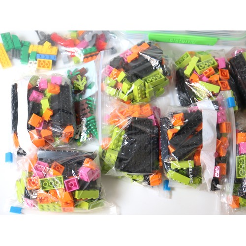 265 - LEGO - Various loose bricks and sealed bricks in poly bags, minifigures and new Lego Ikea 40357